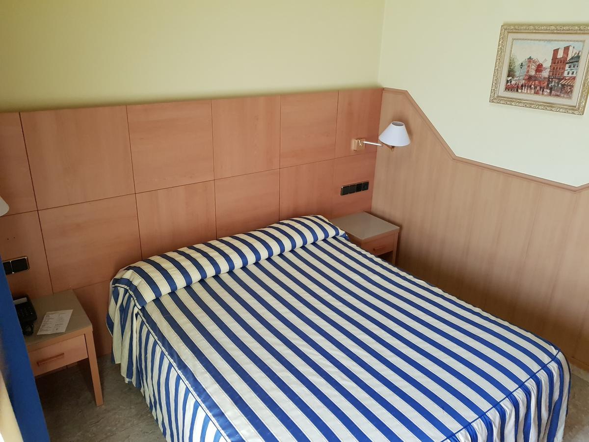 Hostal Milenium Els Monjos ภายนอก รูปภาพ
