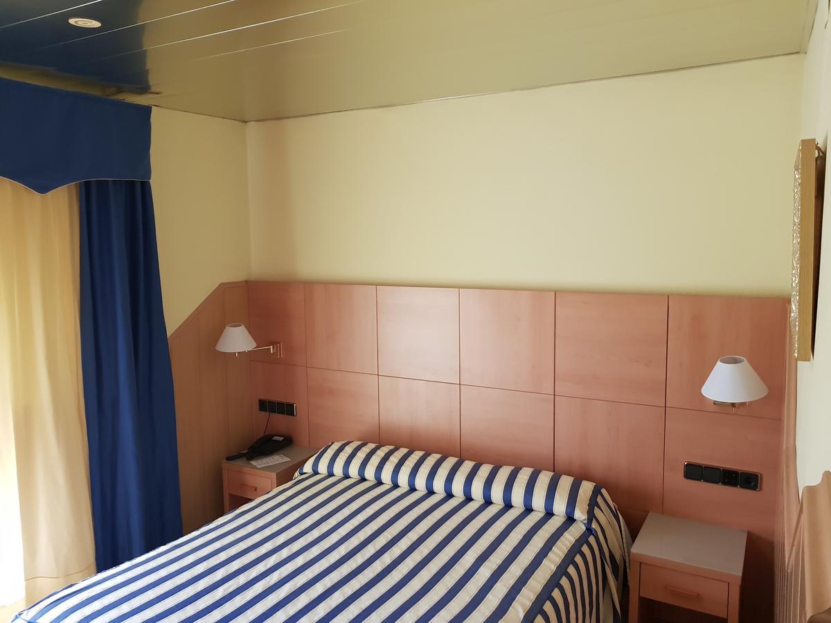 Hostal Milenium Els Monjos ภายนอก รูปภาพ