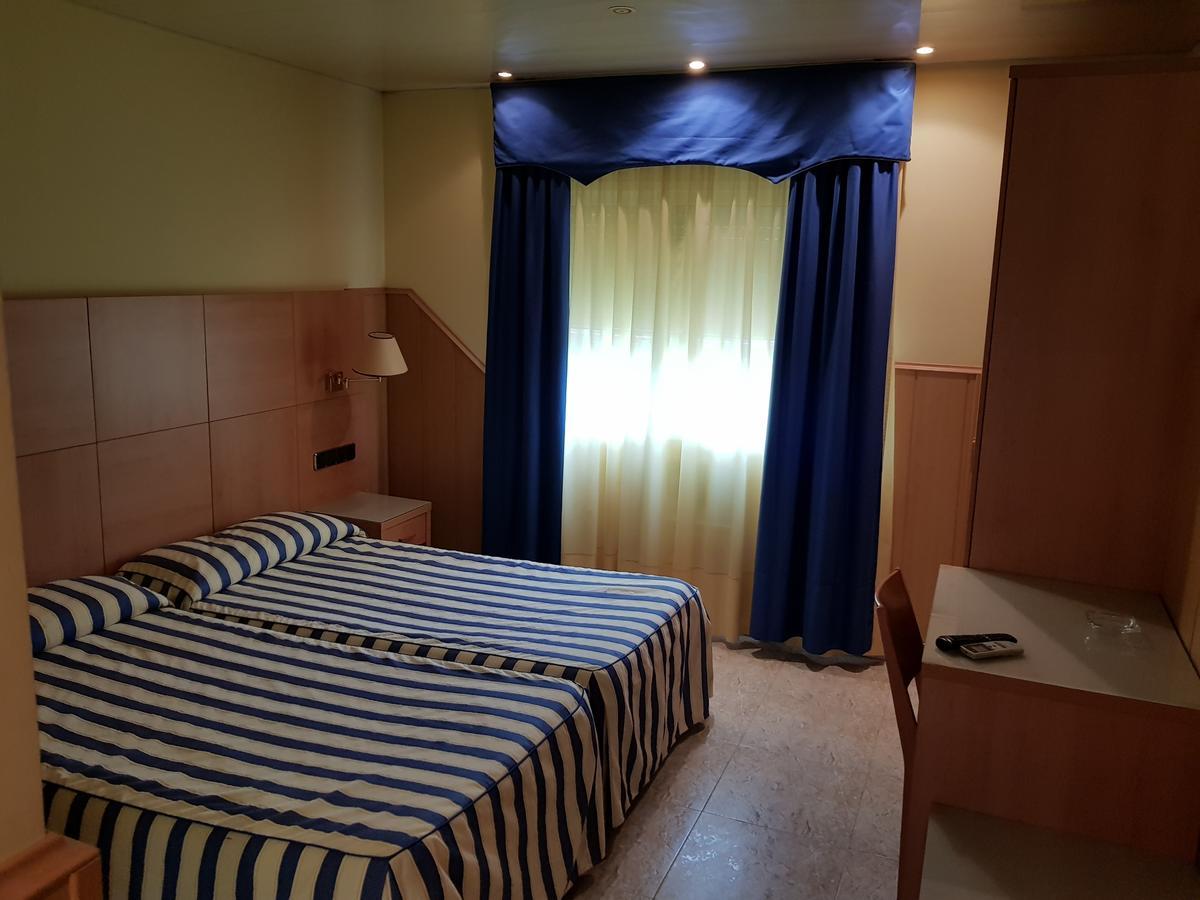 Hostal Milenium Els Monjos ภายนอก รูปภาพ