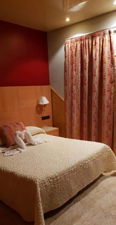 Hostal Milenium Els Monjos ภายนอก รูปภาพ